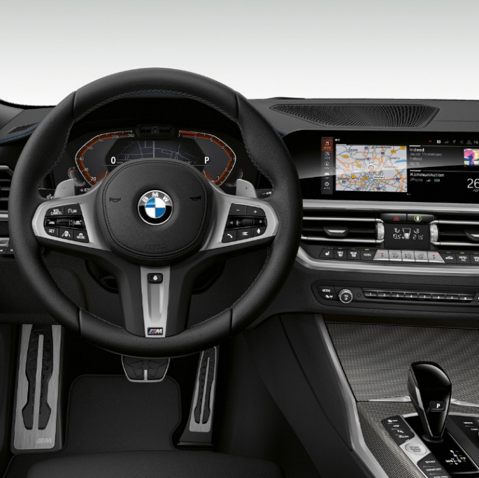 BMW 3-sarjan Sedan, Business M Sport -mallin ohjaamo. Lähikuva BMW 3-sarjan Sedanin Business M Sport -mallin sisätilasta kuljettajan puolelta.