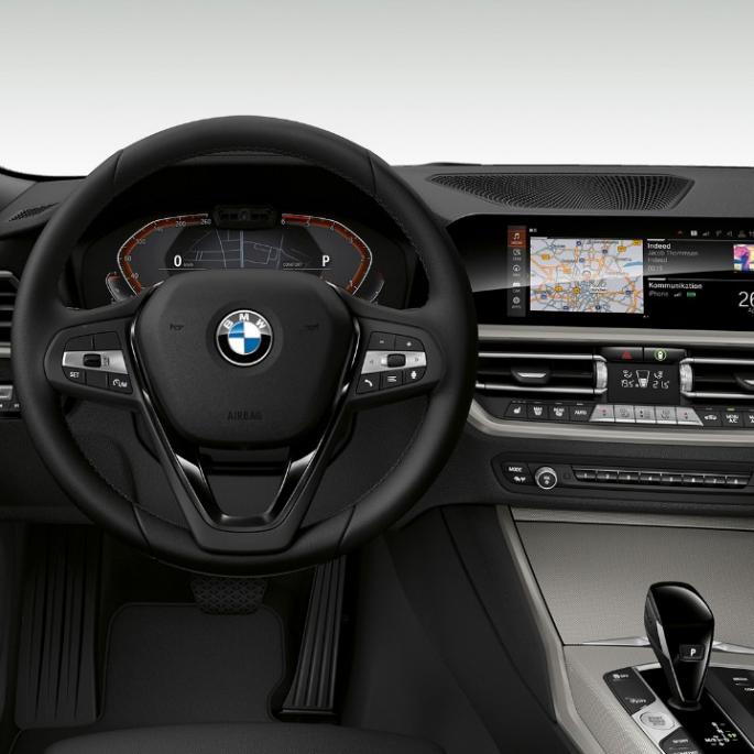 BMW 3-sarjan Sedan, Business-varustellun mallin ohjaamo. Lähikuva Business-varustellun BMW 3-sarjan Sedanin sisätilasta kuljettajan puolelta.