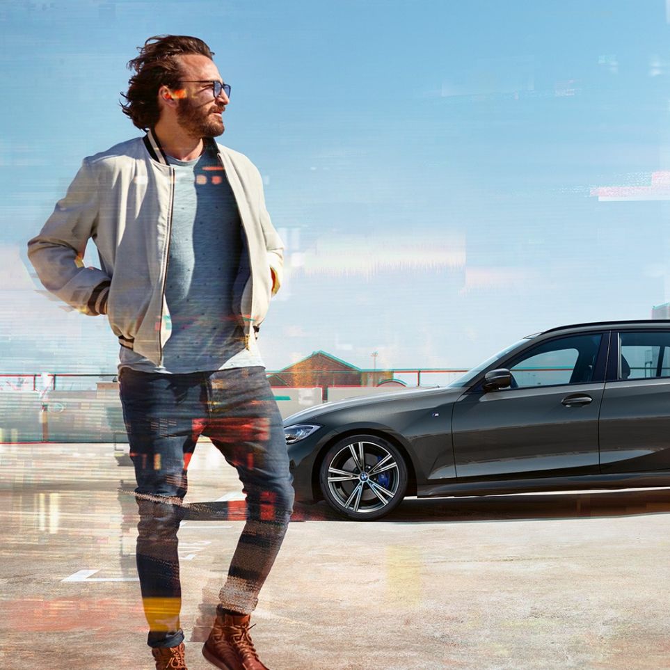 BMW 3-sarjan Touring, sivukuva, muotoilu BMW 3-sarjan Touring, sivukuva parkkipaikalla kaupunkinäkymän edessä