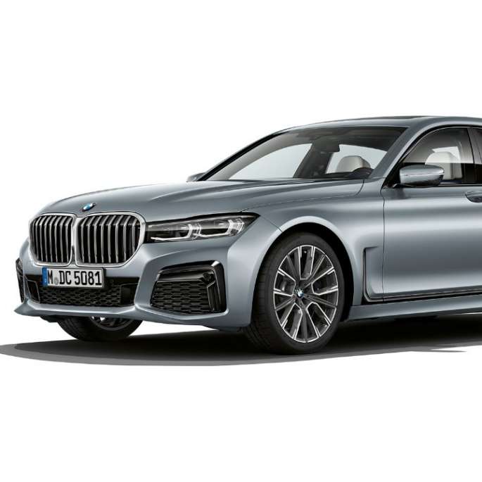 BMW 7-sarjan Sedan, M Sport -paketti, kolme neljäsosan näkymä etuosasta Kolme neljäsosan näkymä harmaan BMW 7-sarjan Sedanin etuosasta, jossa M Sport -paketti