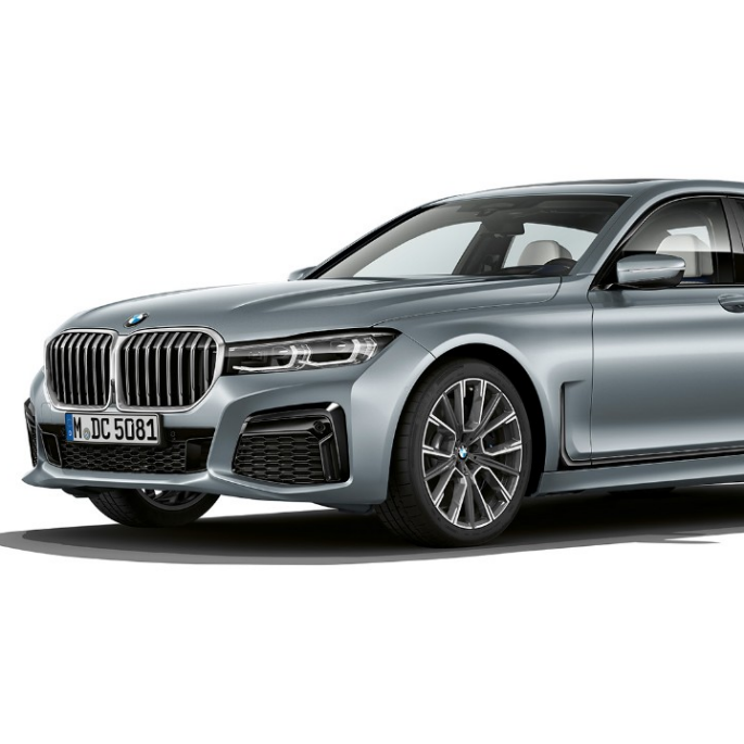 BMW 7-sarjan Sedan, M Sport -paketti, kolme neljäsosan näkymä etuosasta Kolme neljäsosan näkymä harmaan BMW 7-sarjan Sedanin etuosasta, jossa M Sport -paketti