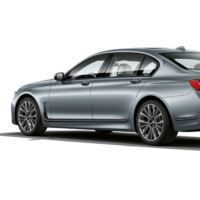 BMW 7-sarjan Sedanin M Sport -paketti, kolme neljäsosan näkymä takaosasta Kolme neljäsosan näkymä harmaan BMW 7-sarjan Sedanin takaosasta, jossa M Sport -paketti