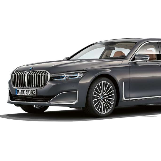 BMW 7-sarjan Sedanin, jossa Pure Excellence -ulkovarustepaketti, kolme neljäsosan näkymä edestä Kolme neljäsosan näkymä harmaan BMW 7-sarjan Sedanin etuosasta, jossa Pure Excellence -ulkovarustepaketti