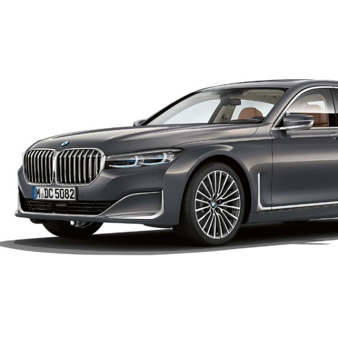 BMW 7-sarjan Sedanin, jossa Pure Excellence -ulkovarustepaketti, kolme neljäsosan näkymä edestä Kolme neljäsosan näkymä harmaan BMW 7-sarjan Sedanin etuosasta, jossa Pure Excellence -ulkovarustepaketti