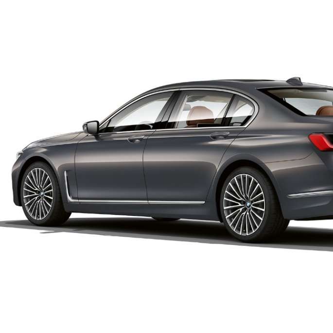 BMW 7-sarjan Sedan ja Pure Excellence -ulkovarustepaketti, kolme neljäsosan näkymä takaosasta Kolme neljäsosan näkymä harmaan BMW 7-sarjan Sedanin takaosasta, jossa Pure Excellence -ulkovarustepaketti