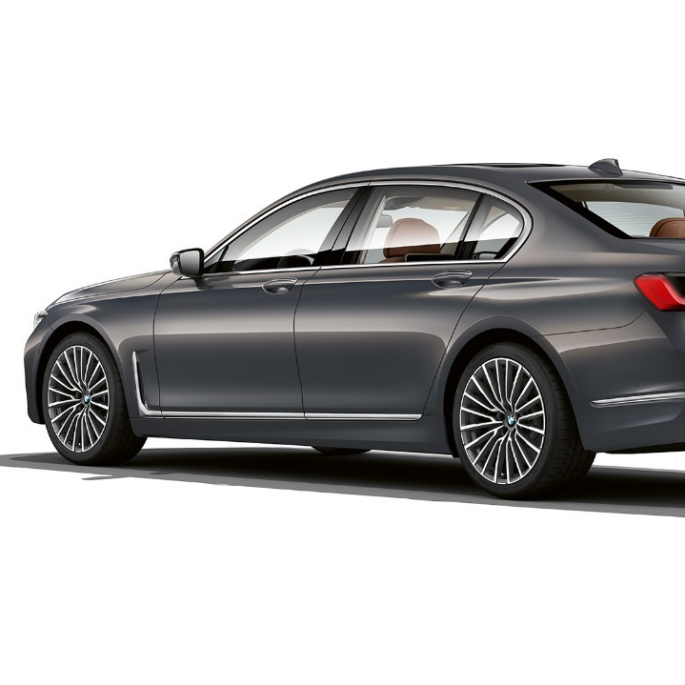 BMW 7-sarjan Sedan ja Pure Excellence -ulkovarustepaketti, kolme neljäsosan näkymä takaosasta Kolme neljäsosan näkymä harmaan BMW 7-sarjan Sedanin takaosasta, jossa Pure Excellence -ulkovarustepaketti