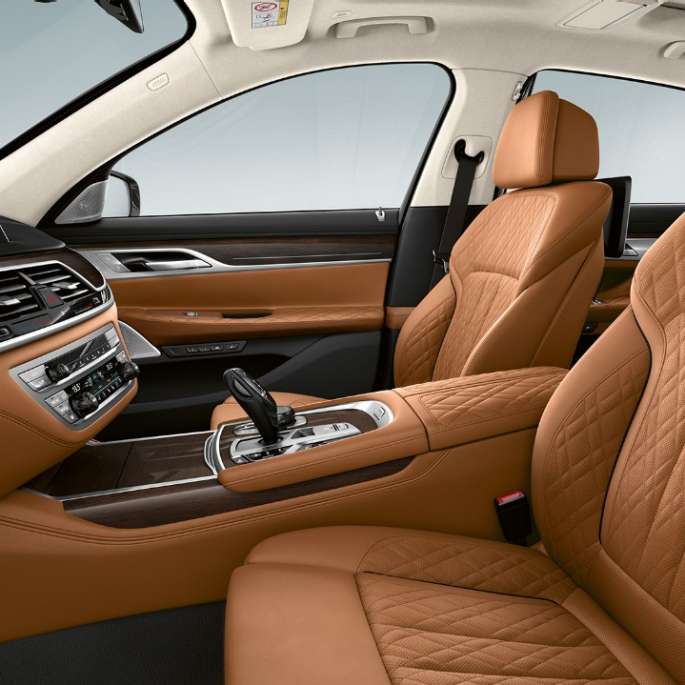 BMW 7-sarjan Sedan ja Pure Excellence -ulkovarustepaketti, nahkaverhoilu BMW 7-sarjan Sedan ja Pure Excellence -ulkovarustepaketti, nappanahkaverhoilu