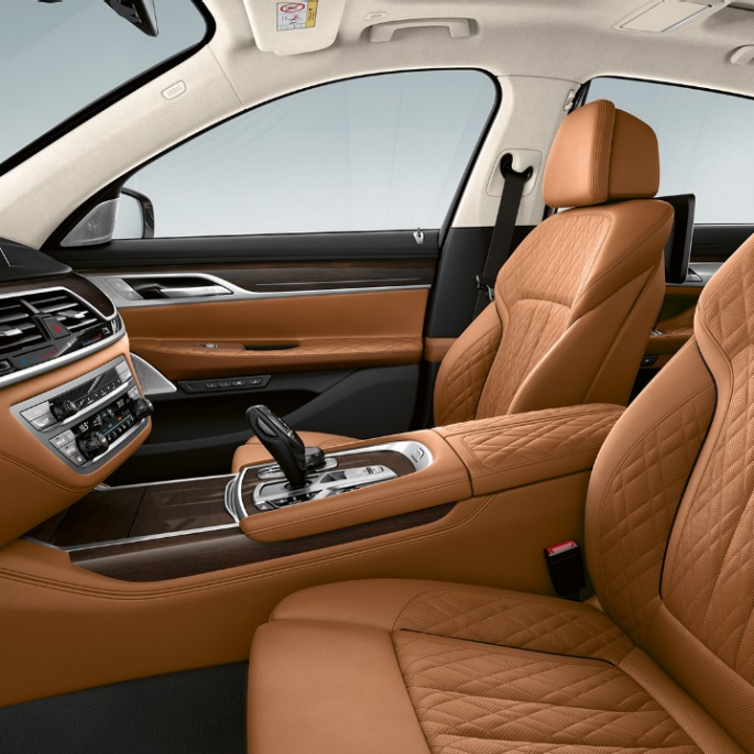 BMW 7-sarjan Sedan ja Pure Excellence -ulkovarustepaketti, nahkaverhoilu BMW 7-sarjan Sedan ja Pure Excellence -ulkovarustepaketti, nappanahkaverhoilu