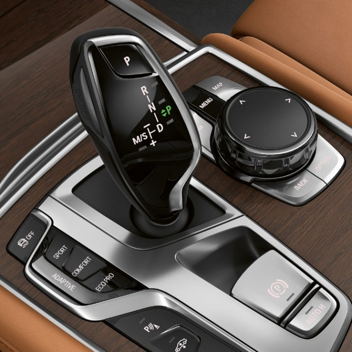 BMW 7-sarjan Sedan ja Pure Excellence -ulkovarustepaketti, valitsinvipu BMW 7-sarjan Sedan ja Pure Excellence -ulkovarustepaketti: Lähikuva valitsinvivusta