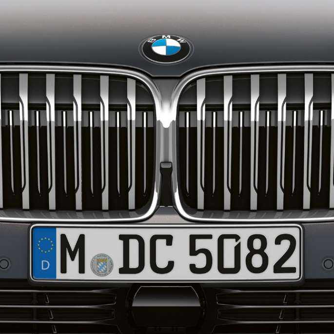 BMW 7-sarjan Sedan ja Pure Excellence -ulkovarustepaketti, valitsinvipu BMW 7-sarjan Sedan ja Pure Excellence -ulkovarustepaketti: Lähikuva jäähdyttimen BMW-säleiköstä