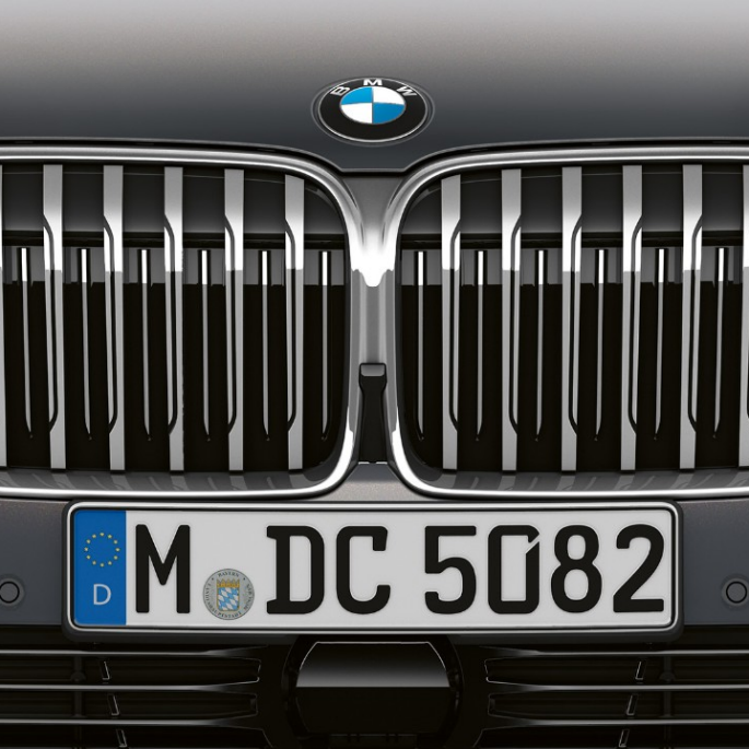 BMW 7-sarjan Sedan ja Pure Excellence -ulkovarustepaketti, valitsinvipu BMW 7-sarjan Sedan ja Pure Excellence -ulkovarustepaketti: Lähikuva jäähdyttimen BMW-säleiköstä