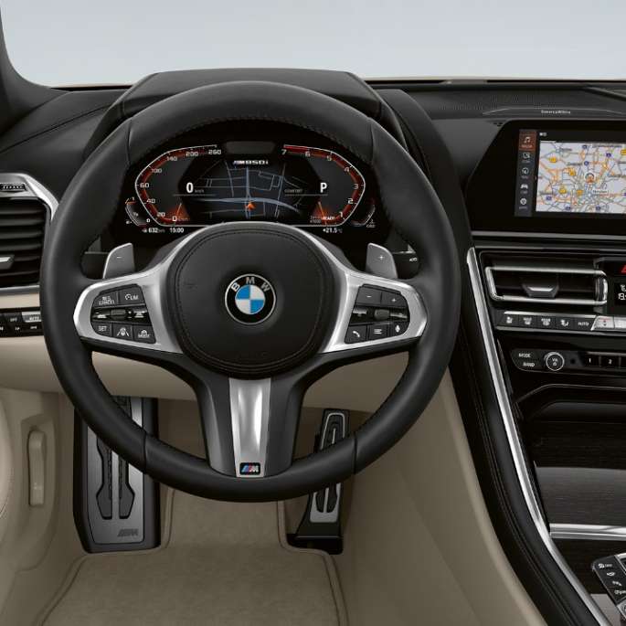 BMW M850i xDrive, Dravit Grey -metalliväri, ohjaamo ja nahkainen M ohjauspyörä.