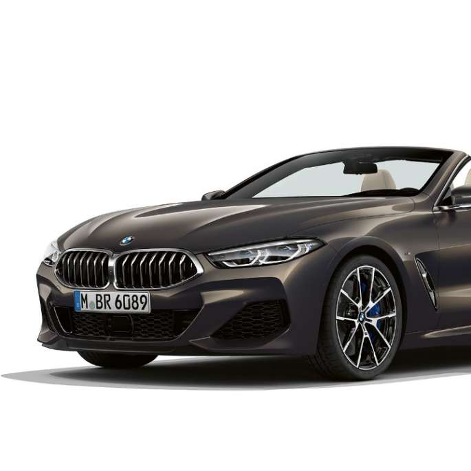 BMW M850i xDrive, Dravit Grey -metalliväri, kolmeneljäsosakuva edestäpäin.