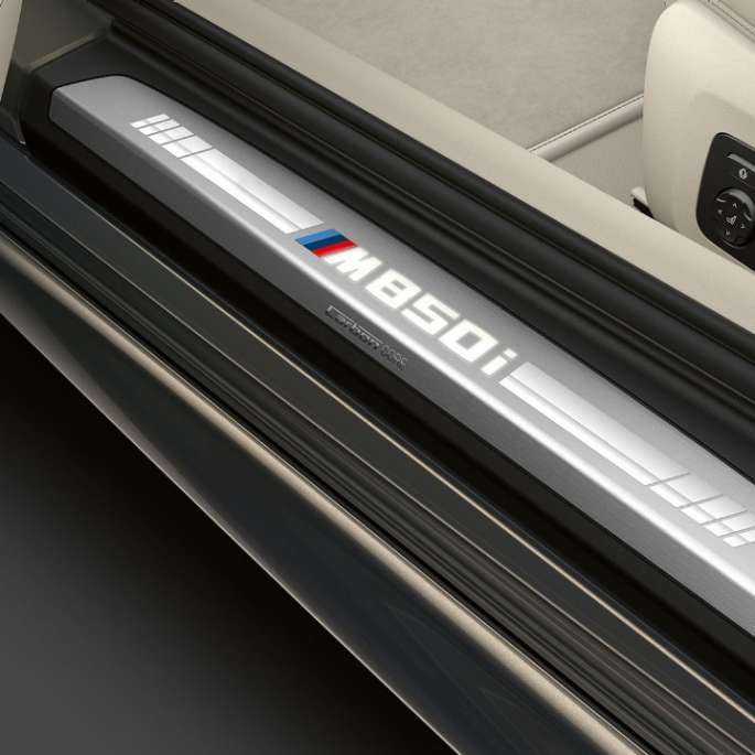 BMW M850i xDrive, Dravit Grey -metalliväri, kynnyslista.