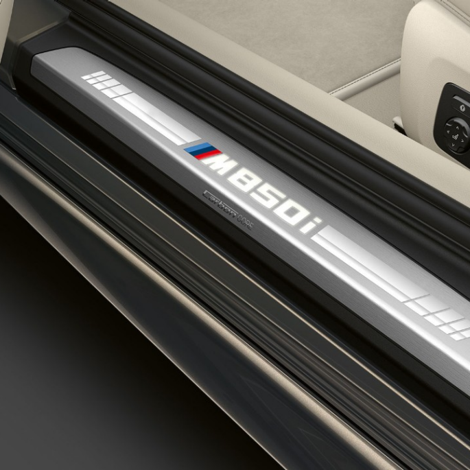BMW M850i xDrive, Dravit Grey -metalliväri, kynnyslista. BMW M850i xDrive, Dravit Grey -metalliväri, kynnyslista.