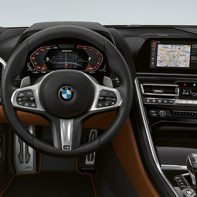 BMW M850i xDrive, Mineral White -metalliväri, ohjaamo ja nahkainen M ohjauspyörä. BMW M850i xDrive, Mineral White -metalliväri, ohjaamo ja nahkainen M ohjauspyörä.
