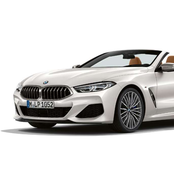 BMW M850i xDrive, Mineral White -metalliväri, kolmeneljäsosakuva edestäpäin.