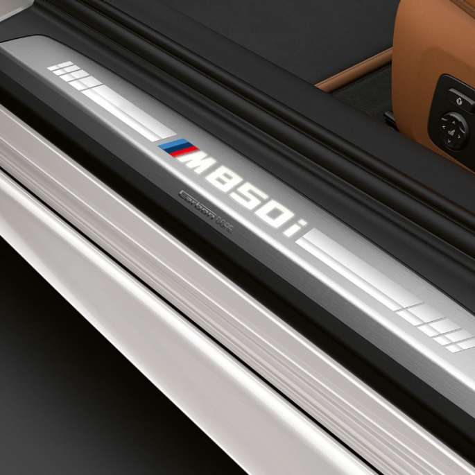 BMW M850i xDrive, Mineral White -metalliväri, kynnyslista.
