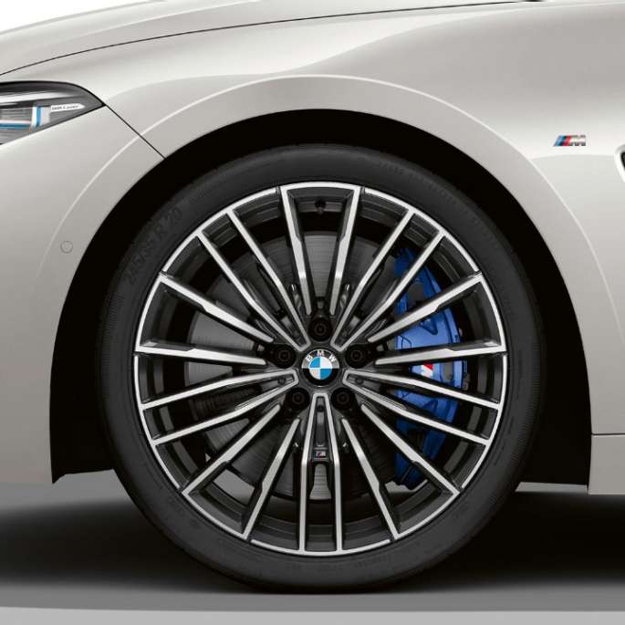 BMW M850i xDrive, Mineral White -metalliväri, 20-tuumaiset kevytmetallivanteet Multi-spoke 729 M.