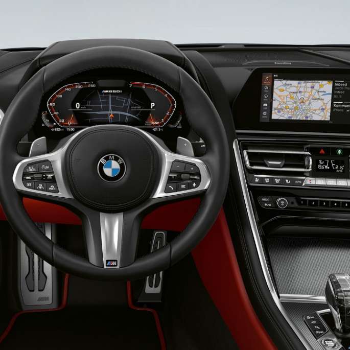 BMW M850i xDrive, Carbon Black -metalliväri, ohjaamo ja nahkainen M ohjauspyörä.