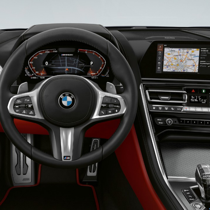 BMW M850i xDrive, Carbon Black -metalliväri, ohjaamo ja nahkainen M ohjauspyörä. BMW M850i xDrive, Carbon Black -metalliväri, ohjaamo ja nahkainen M ohjauspyörä.
