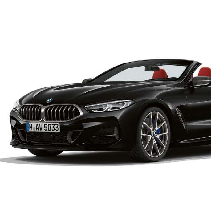 BMW M850i xDrive, Carbon Black -metalliväri, kolmeneljäsosakuva edestäpäin.