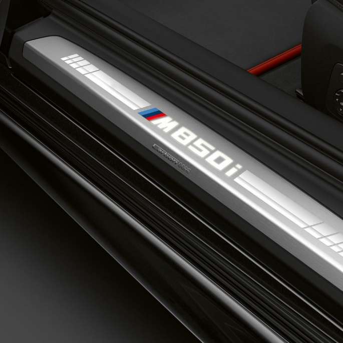 BMW M850i xDrive, Carbon Black -metalliväri, kynnyslista.