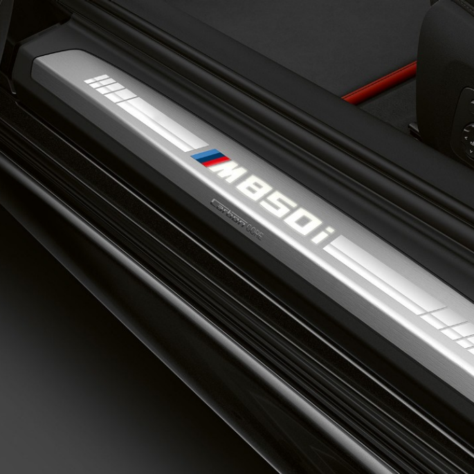 BMW M850i xDrive, Carbon Black -metalliväri, kynnyslista. BMW M850i xDrive, Carbon Black -metalliväri, kynnyslista.