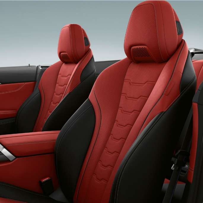 BMW M850i xDrive, Carbon Black -metalliväri, laajennettu BMW Individual -nahkaverhoilu Merino värinä Fiona Red / Black.