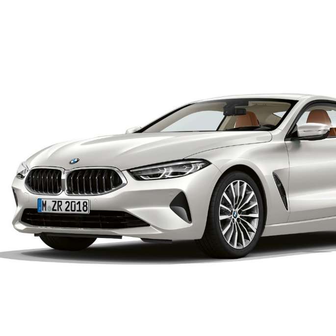 BMW 8-sarjan Coupé, metalliväri Mineral White, 3/4-näkymä edestä.