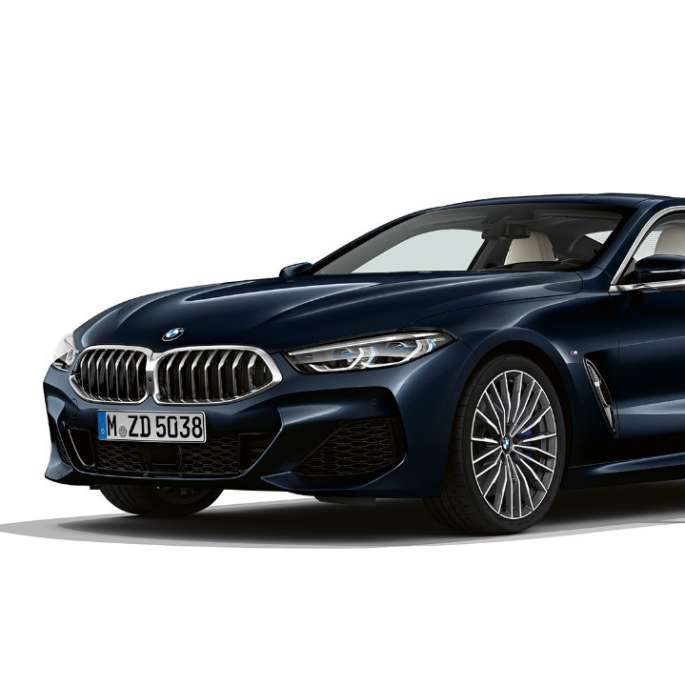 BMW 8-sarjan Coupé, metalliväri Carbon Black, 3/4-näkymä edestä.