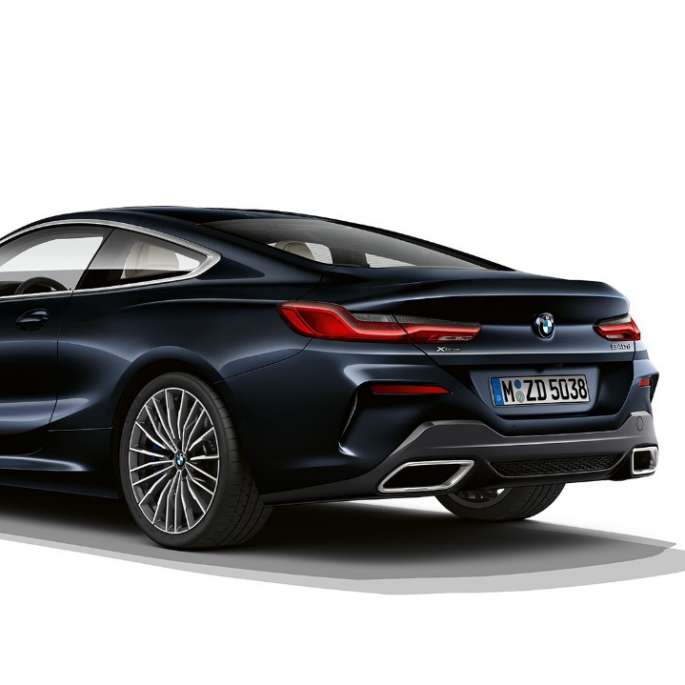 BMW 8-sarjan Coupé, metalliväri Carbon Black, 3/4-näkymä perästä.
