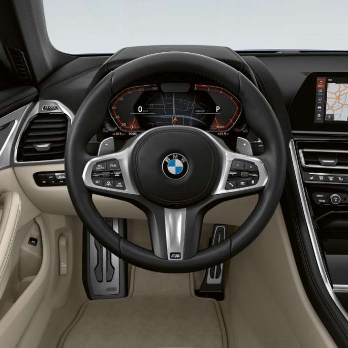 BMW 8-sarjan Coupé, ohjaamo, nahkainen M-ohjauspyörä, jossa monitoiminäppäimet.