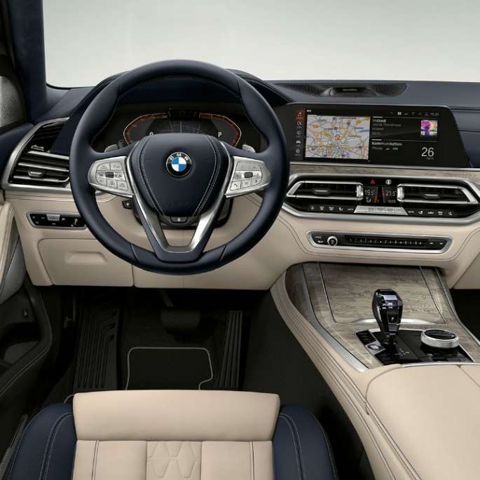 BMW X7, Design Pure Excellence -varustellun auton ohjaamo Lähikuva Design Pure Excellence -varustellun BMW X7:n sisätilasta kuljettajan puolelta