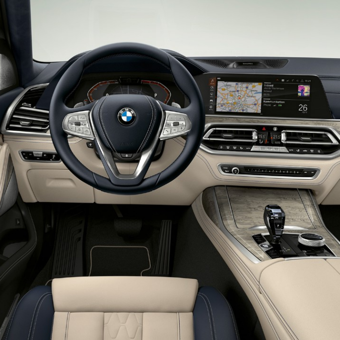 BMW X7, Design Pure Excellence -varustellun auton ohjaamo Lähikuva Design Pure Excellence -varustellun BMW X7:n sisätilasta kuljettajan puolelta