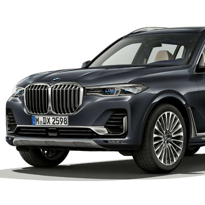 BMW X7 Design Pure Excellence Kolmeneljäsosa-studiokuvassa Design Pure Excellence -varusteltu BMW X7 edestäpäin