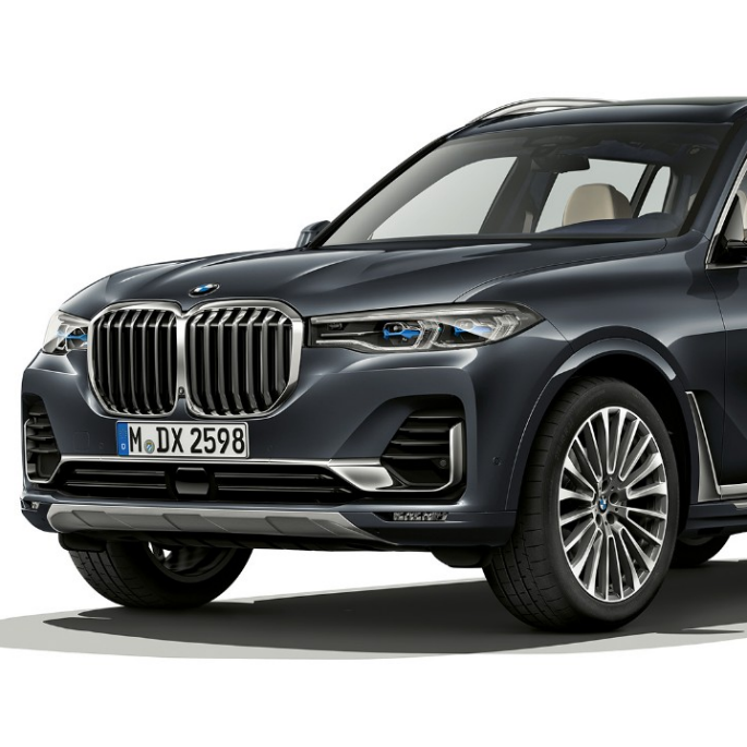 BMW X7 Design Pure Excellence Kolmeneljäsosa-studiokuvassa Design Pure Excellence -varusteltu BMW X7 edestäpäin