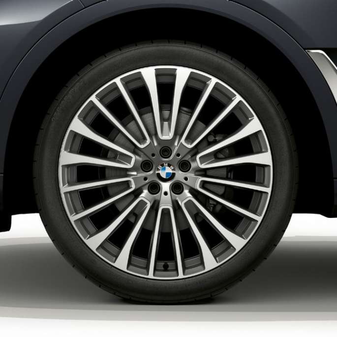 BMW X7, Design Pure Excellence -varustellun auton kevytmetallivanne Lähikuva Design Pure Excellence -varustellun BMW X7:n kevytmetallivanteesta