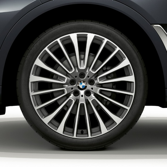 BMW X7, Design Pure Excellence -varustellun auton kevytmetallivanne Lähikuva Design Pure Excellence -varustellun BMW X7:n kevytmetallivanteesta