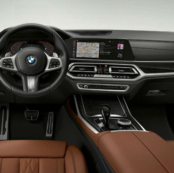BMW X7, M Sport -paketilla varustellun auton ohjaamo Lähikuva M Sport -paketilla varustellun BMW X7:n sisätilasta kuljettajan puolelta