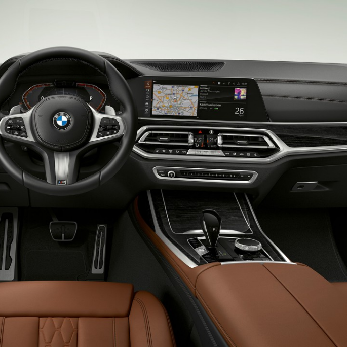 BMW X7, M Sport -paketilla varustellun auton ohjaamo Lähikuva M Sport -paketilla varustellun BMW X7:n sisätilasta kuljettajan puolelta