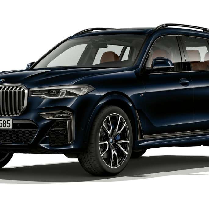 BMW X7 jossa M Sport -paketti Kolmeneljäsosa-studiokuvassa edestäpäin BMW X7 jossa M Sport -paketti