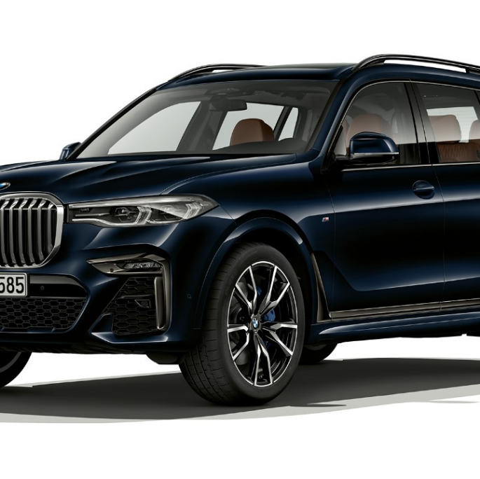 BMW X7 jossa M Sport -paketti Kolmeneljäsosa-studiokuvassa edestäpäin BMW X7 jossa M Sport -paketti