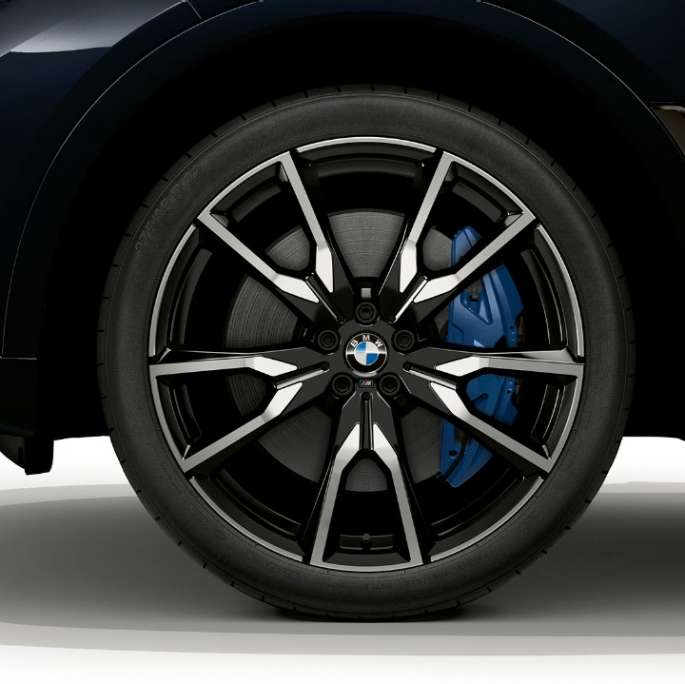 BMW X7, M Sport -paketilla varustellun auton kevytmetallivanne Lähikuva M Sport -paketilla varustellun BMW X7:n kevytmetallivanteesta