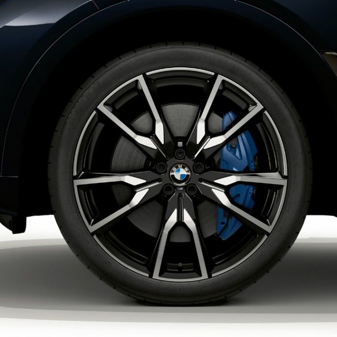 BMW X7, M Sport -paketilla varustellun auton kevytmetallivanne Lähikuva M Sport -paketilla varustellun BMW X7:n kevytmetallivanteesta