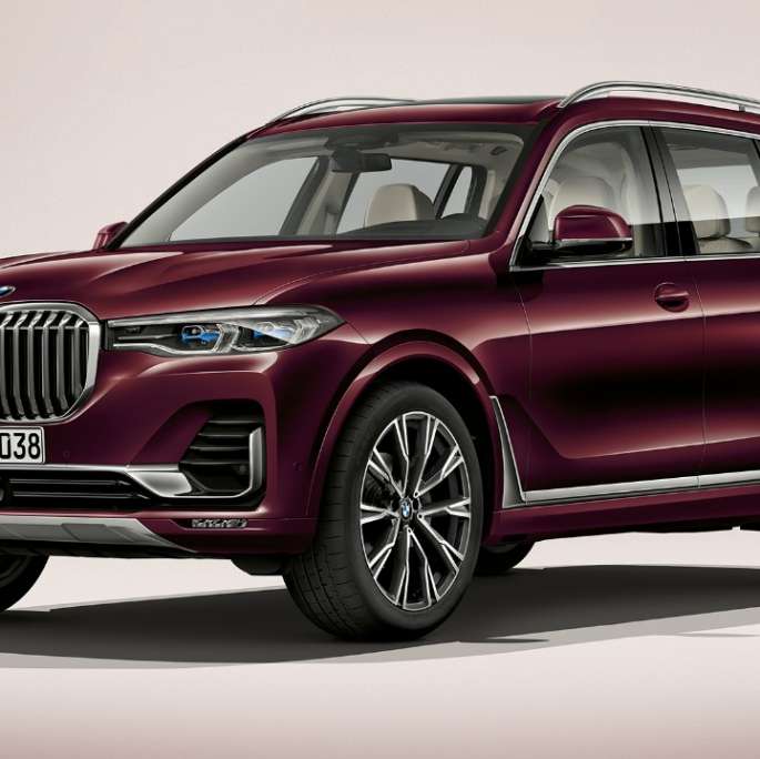 BMW X7 BMW Individual X7 40i xDrive Kolmeneljäsosa-studiokuvassa BMW X7:n malli BMW Individual X7 40i xDrive edestäpäin