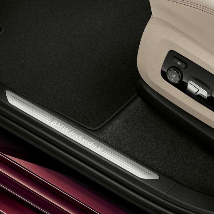 BMW X7:n mallin BMW Individual X7 40i xDrive kynnyslista Lähikuva BMW X7:n mallin BMW Individual X7 40i xDrive kynnyslistasta
