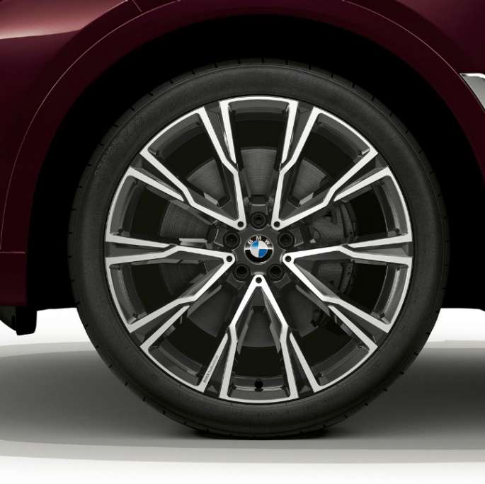 BMW X7:n mallin BMW Individual X7 40i xDrive kevytmetallivanne Lähikuva BMW X7:n mallin BMW Individual X7 40i xDrive kevytmetallivanteesta
