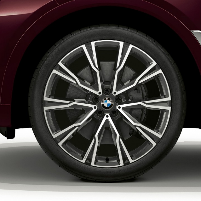 BMW X7:n mallin BMW Individual X7 40i xDrive kevytmetallivanne Lähikuva BMW X7:n mallin BMW Individual X7 40i xDrive kevytmetallivanteesta