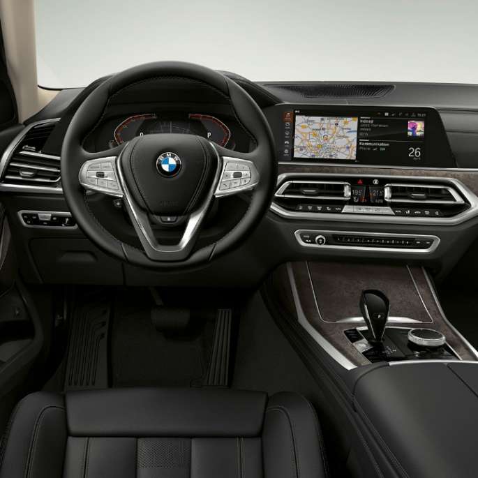 BMW X7, Business-mallin ohjaamo Lähikuva Business-varustellun BMW X7:n sisätilasta kuljettajan puolelta